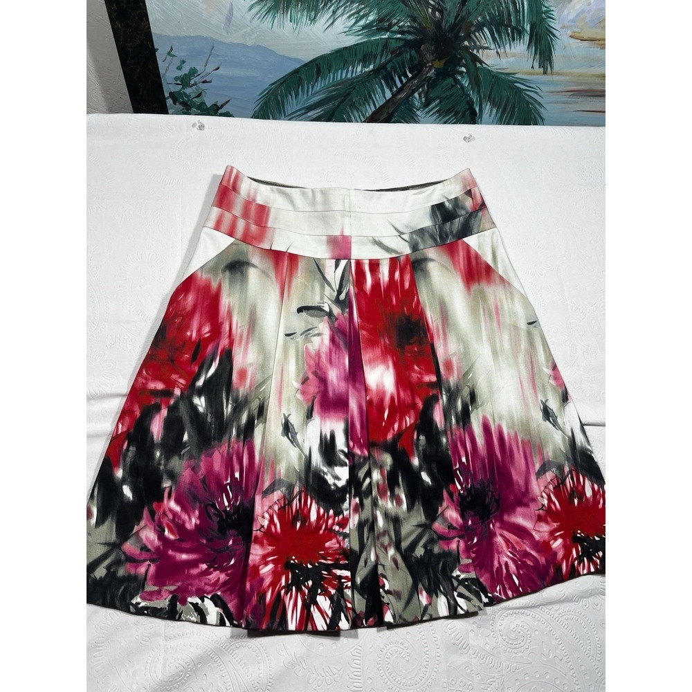 Ellie Tahari Skirt Flowers 32 X 24 Pockets And Liner.